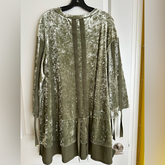 Green We Are HAH phaht city dress bell sleeves crushed velvet - Picture 4 of 7